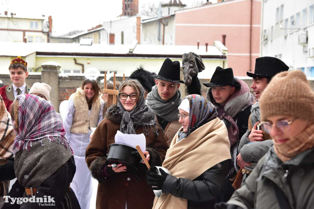 Korowód kolędników rozgrzał mroźną i śnieżną Tucholę