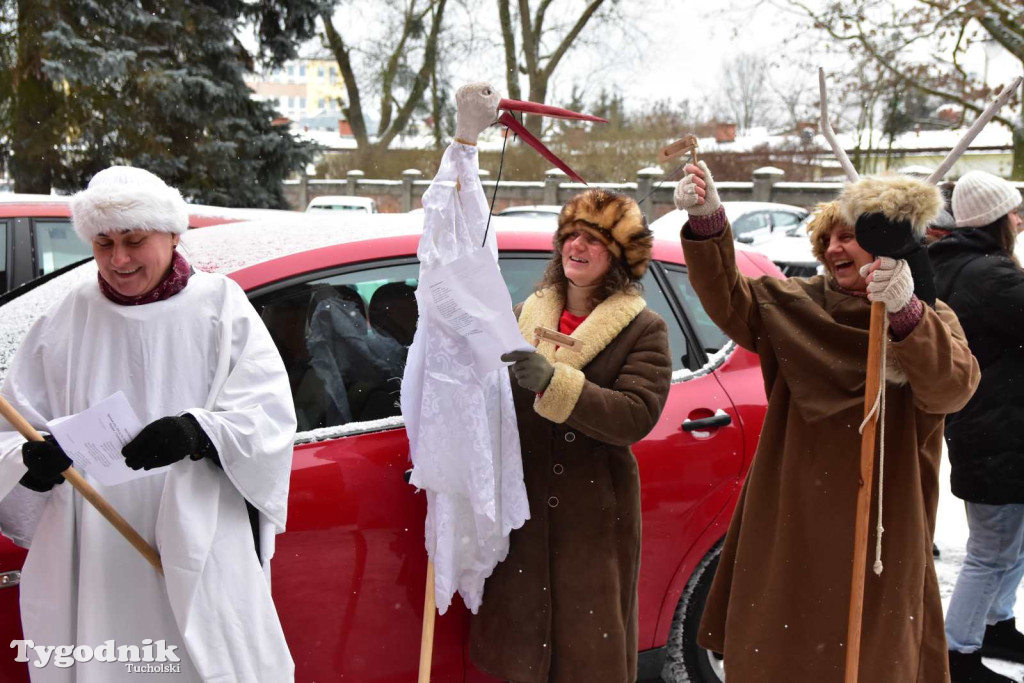 Korowód kolędników rozgrzał mroźną i śnieżną Tucholę