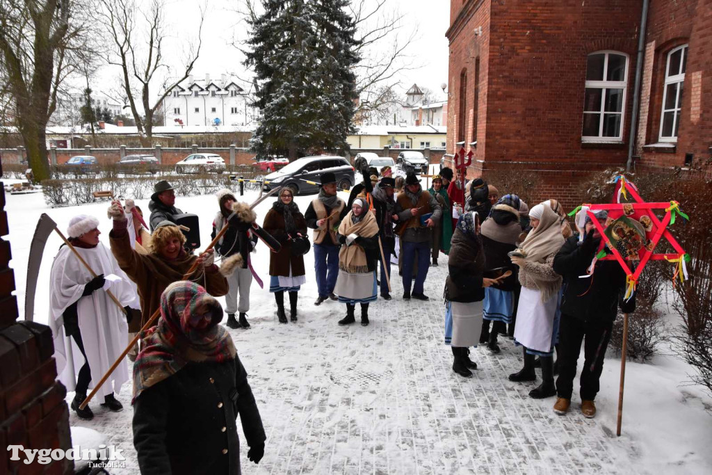 Korowód kolędników rozgrzał mroźną i śnieżną Tucholę