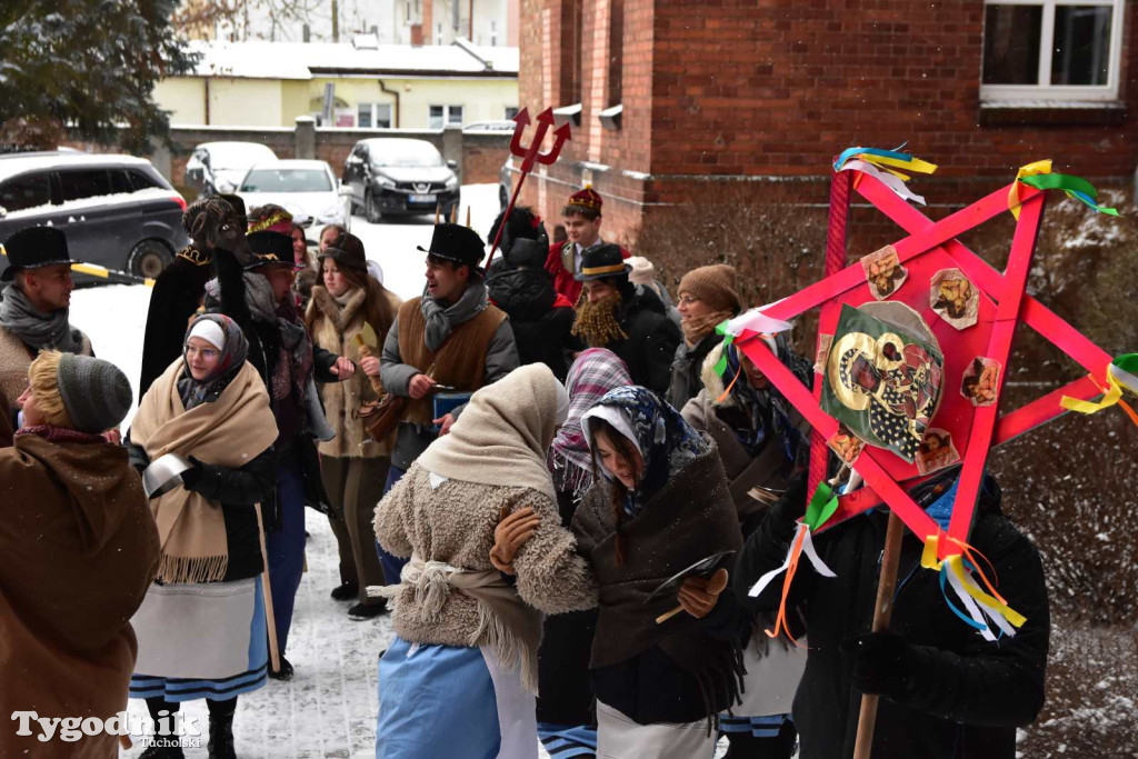 Korowód kolędników rozgrzał mroźną i śnieżną Tucholę