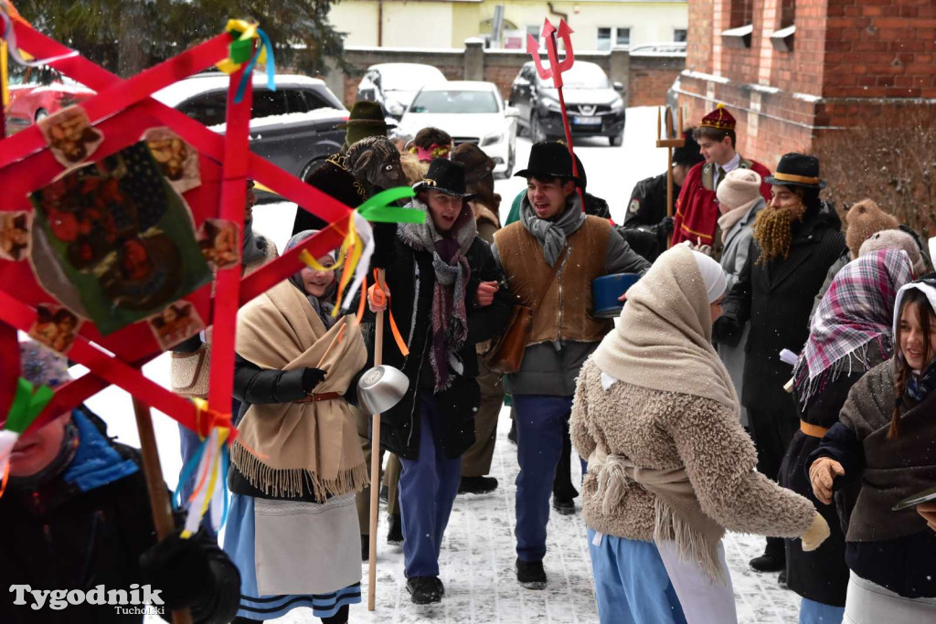 Korowód kolędników rozgrzał mroźną i śnieżną Tucholę