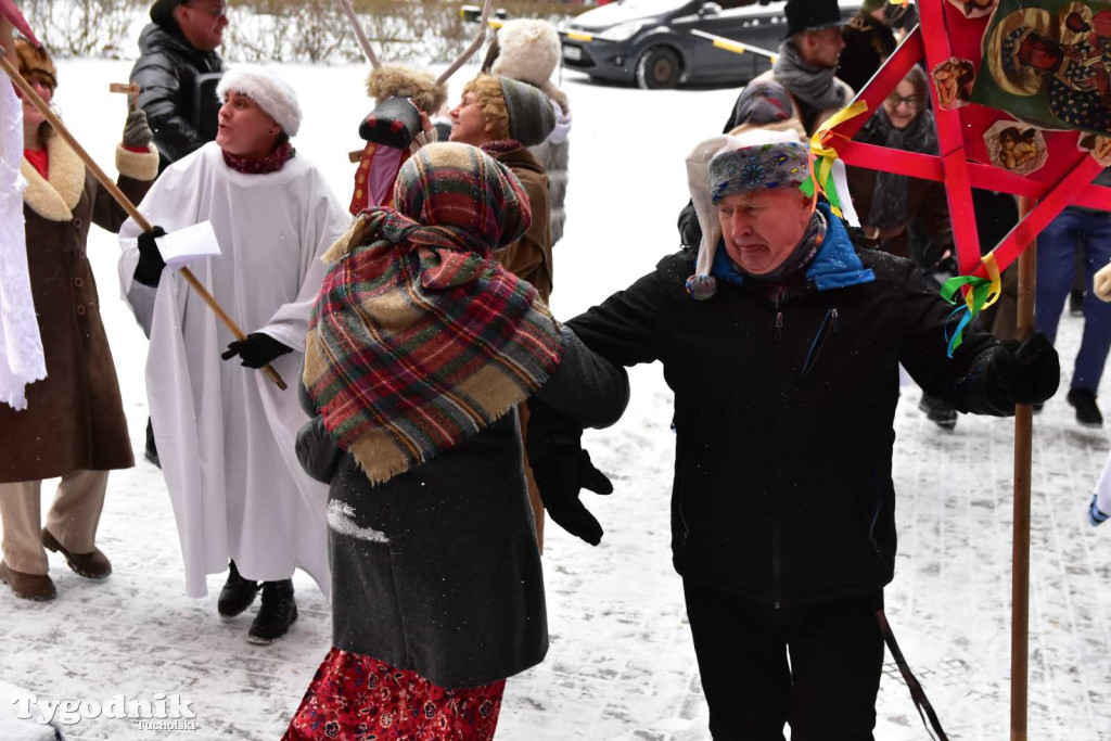 Korowód kolędników rozgrzał mroźną i śnieżną Tucholę