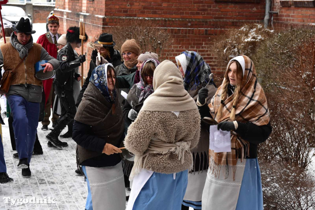 Korowód kolędników rozgrzał mroźną i śnieżną Tucholę