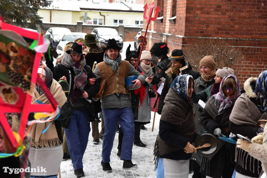 Korowód kolędników rozgrzał mroźną i śnieżną Tucholę