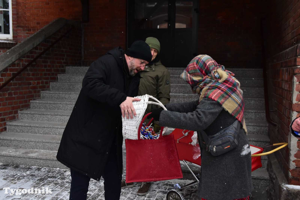 Korowód kolędników rozgrzał mroźną i śnieżną Tucholę