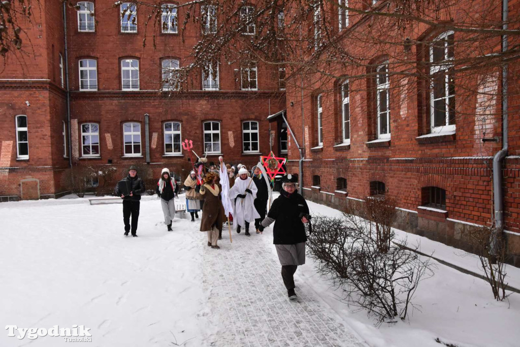 Korowód kolędników rozgrzał mroźną i śnieżną Tucholę