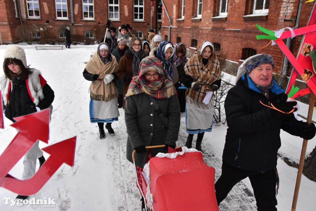 Korowód kolędników rozgrzał mroźną i śnieżną Tucholę