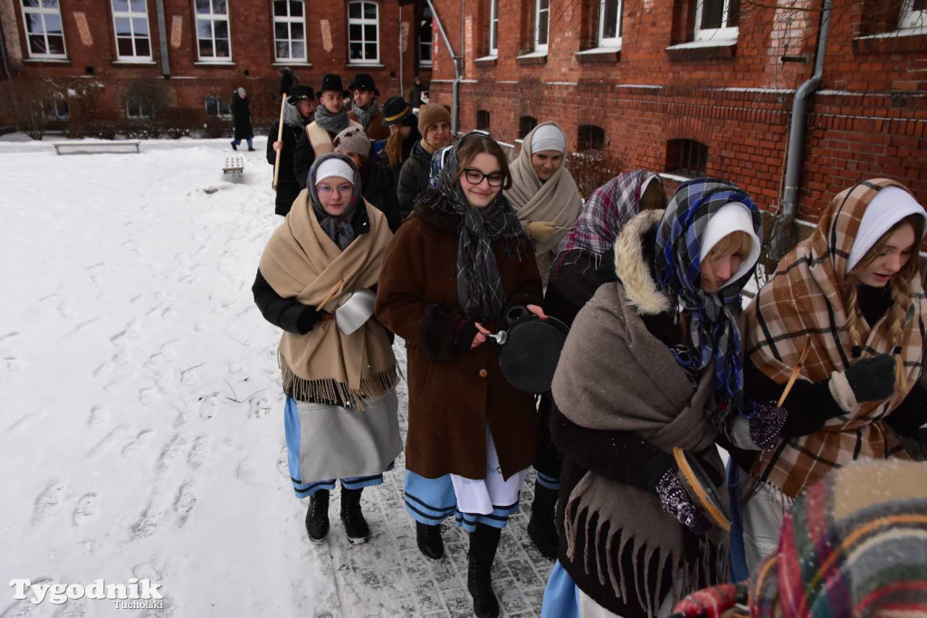 Korowód kolędników rozgrzał mroźną i śnieżną Tucholę