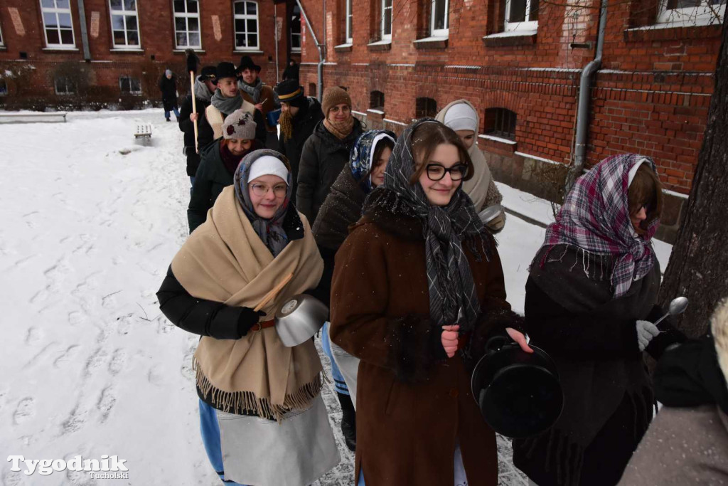 Korowód kolędników rozgrzał mroźną i śnieżną Tucholę