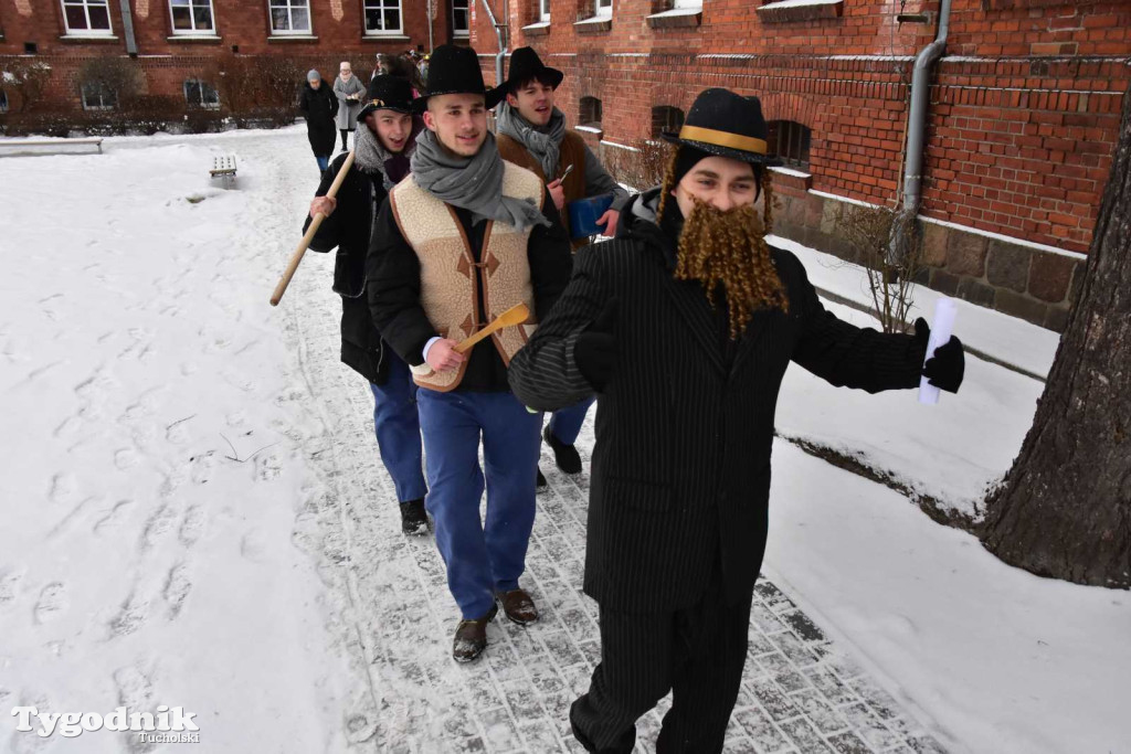 Korowód kolędników rozgrzał mroźną i śnieżną Tucholę
