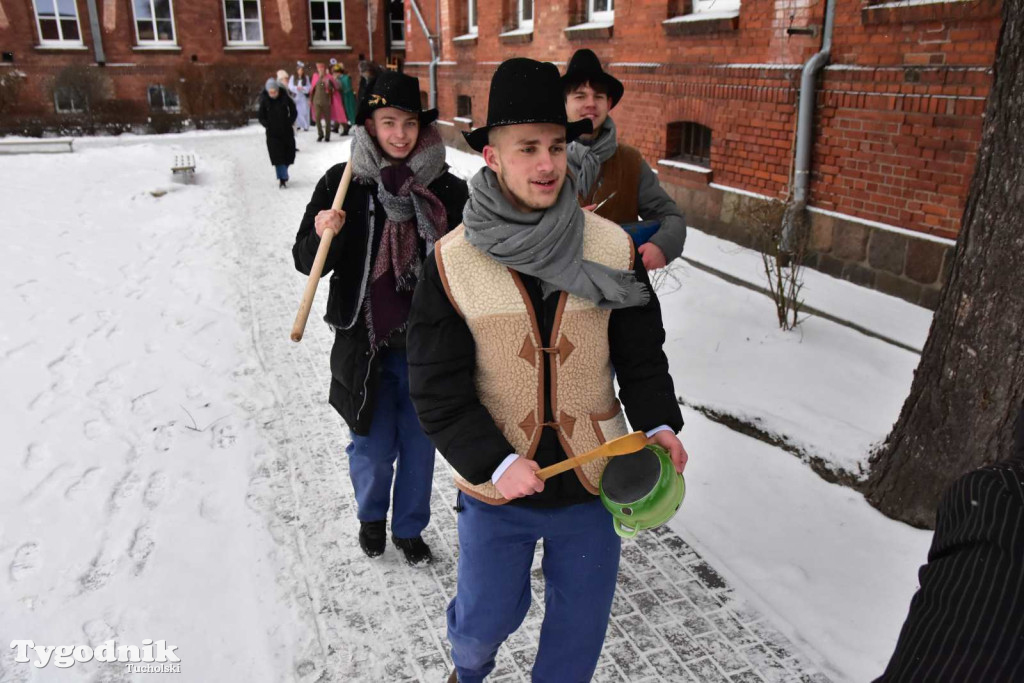 Korowód kolędników rozgrzał mroźną i śnieżną Tucholę