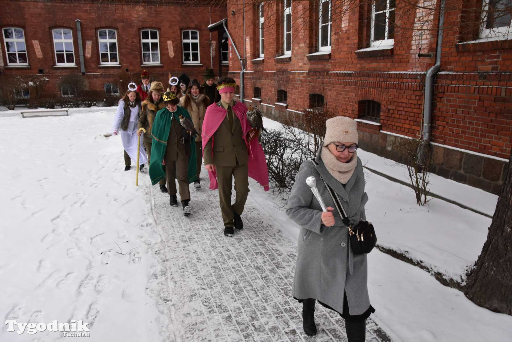 Korowód kolędników rozgrzał mroźną i śnieżną Tucholę