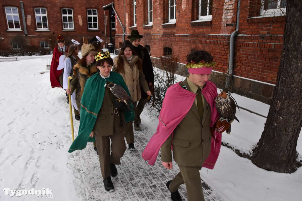 Korowód kolędników rozgrzał mroźną i śnieżną Tucholę