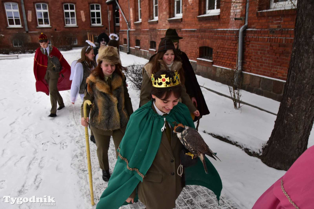 Korowód kolędników rozgrzał mroźną i śnieżną Tucholę