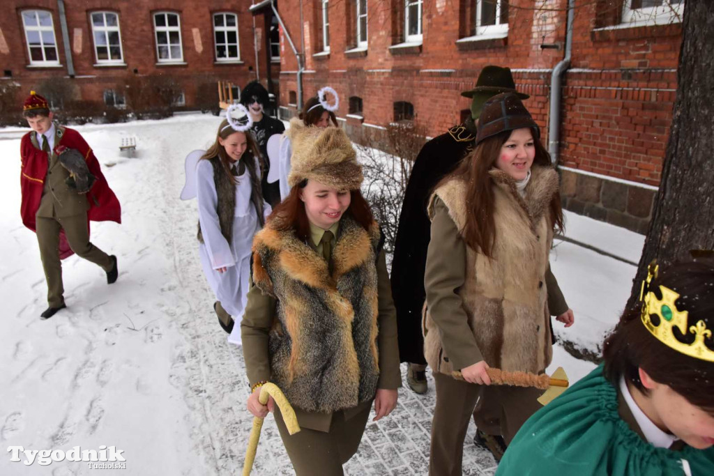 Korowód kolędników rozgrzał mroźną i śnieżną Tucholę