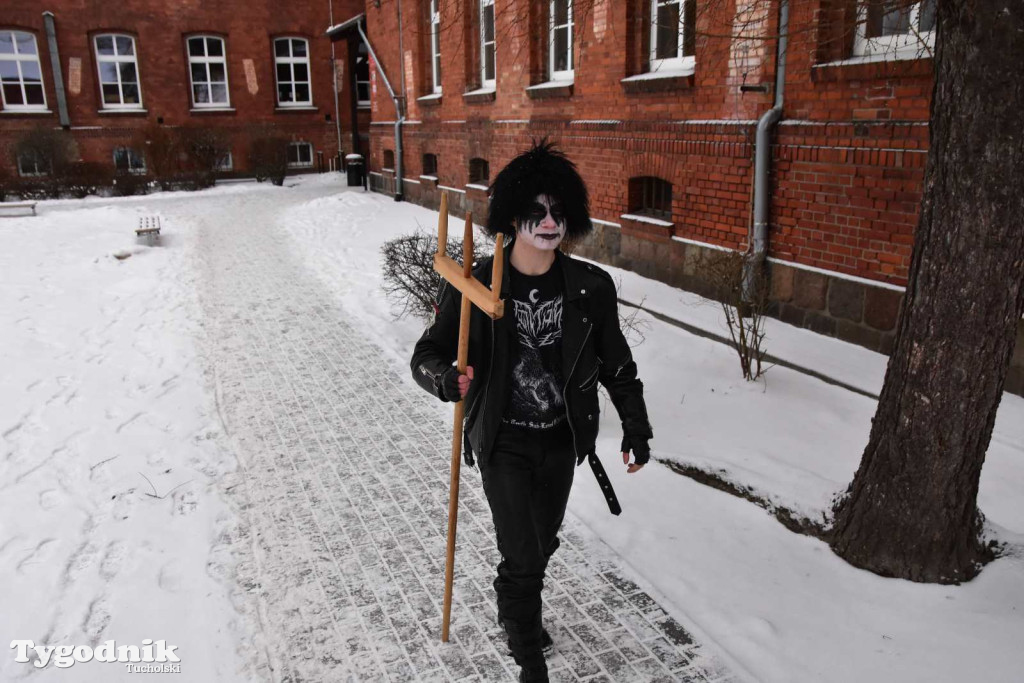 Korowód kolędników rozgrzał mroźną i śnieżną Tucholę