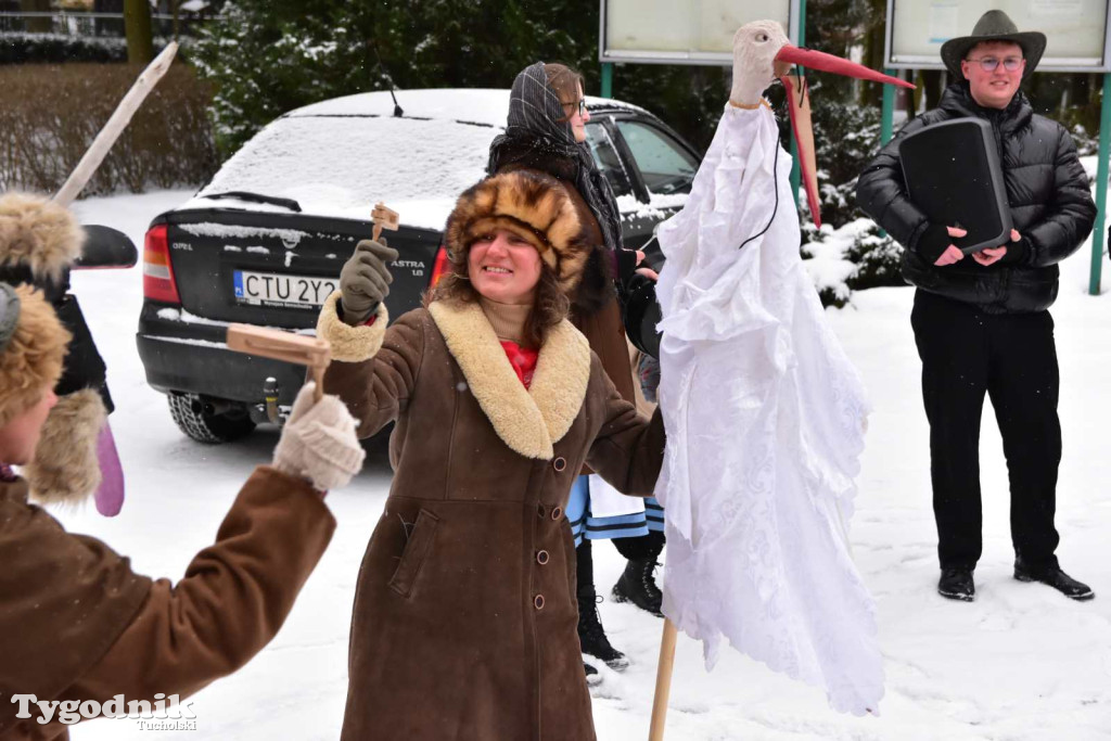Korowód kolędników rozgrzał mroźną i śnieżną Tucholę