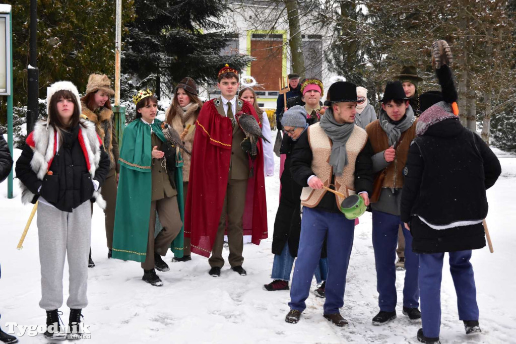 Korowód kolędników rozgrzał mroźną i śnieżną Tucholę