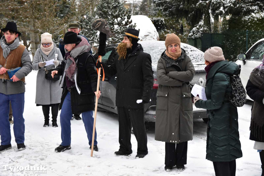 Korowód kolędników rozgrzał mroźną i śnieżną Tucholę
