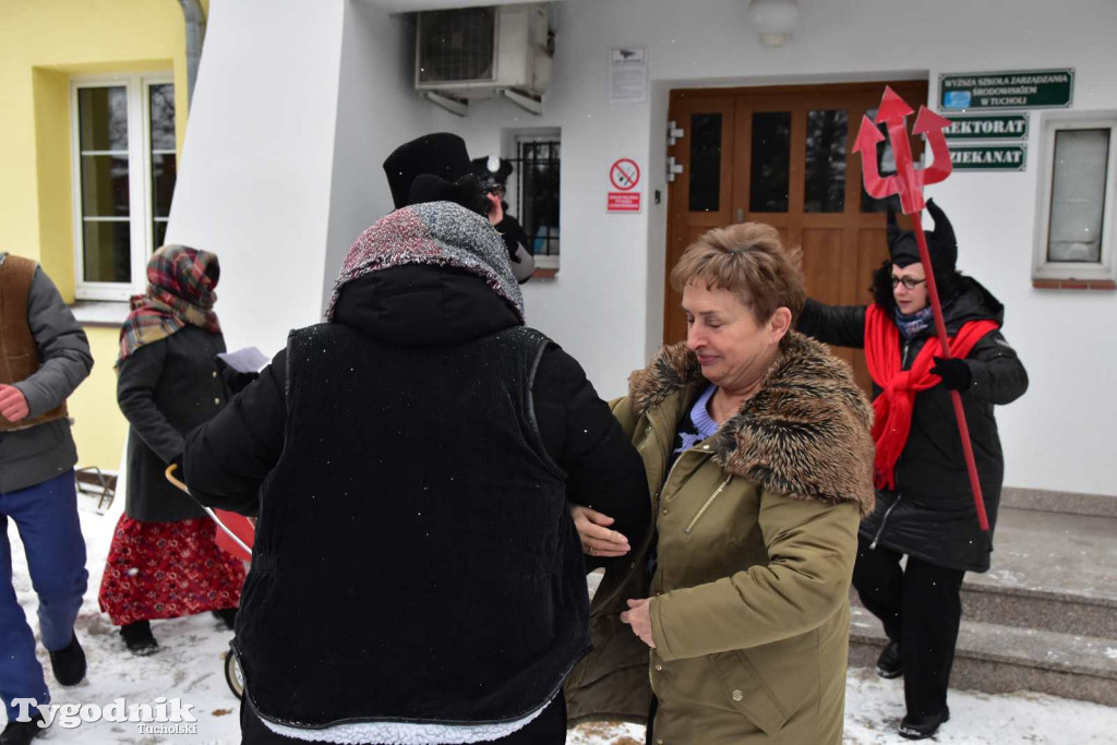 Korowód kolędników rozgrzał mroźną i śnieżną Tucholę