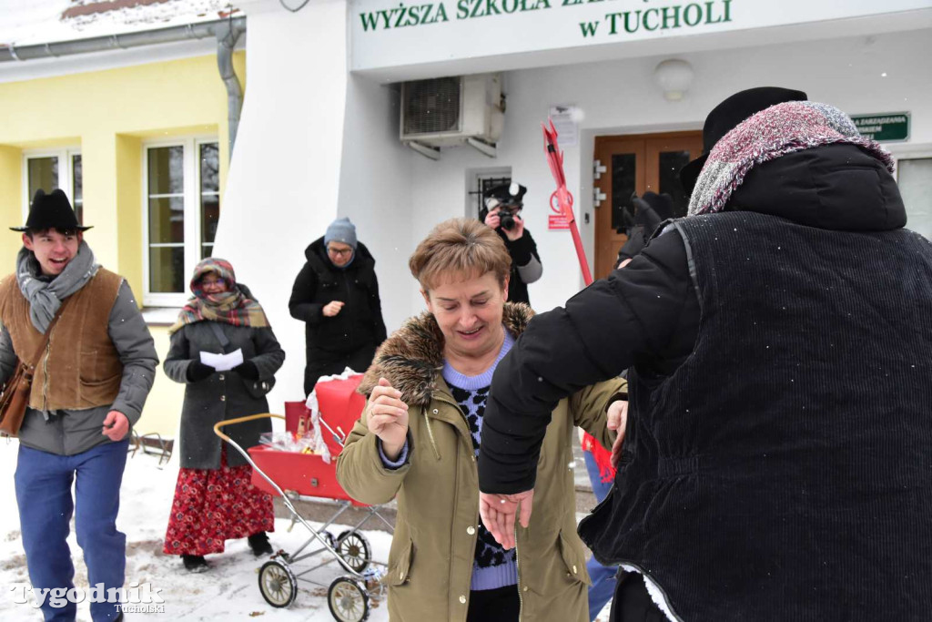 Korowód kolędników rozgrzał mroźną i śnieżną Tucholę
