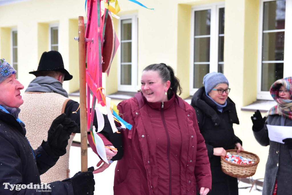 Korowód kolędników rozgrzał mroźną i śnieżną Tucholę