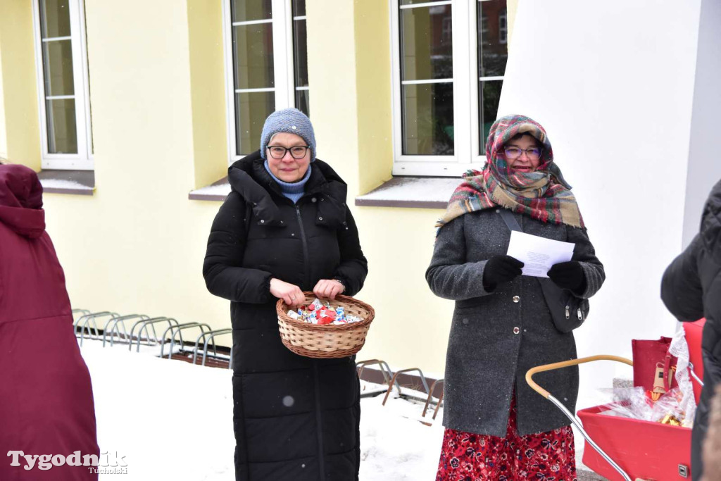 Korowód kolędników rozgrzał mroźną i śnieżną Tucholę
