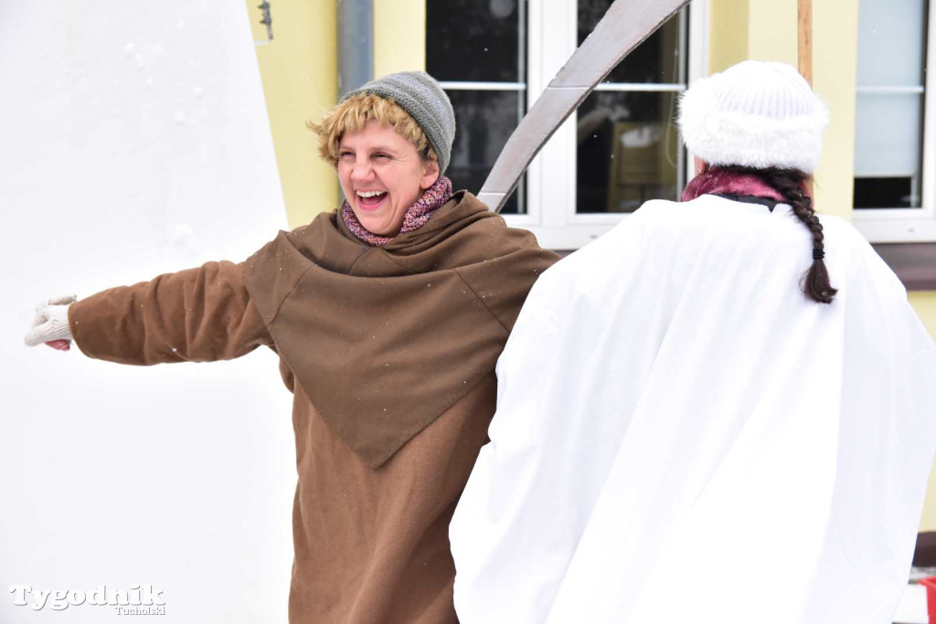 Korowód kolędników rozgrzał mroźną i śnieżną Tucholę