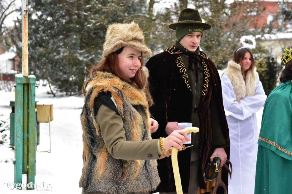 Korowód kolędników rozgrzał mroźną i śnieżną Tucholę