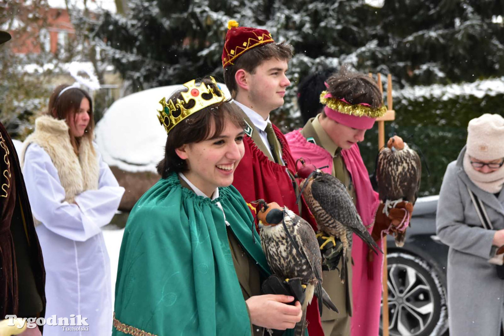 Korowód kolędników rozgrzał mroźną i śnieżną Tucholę
