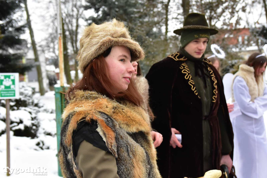 Korowód kolędników rozgrzał mroźną i śnieżną Tucholę