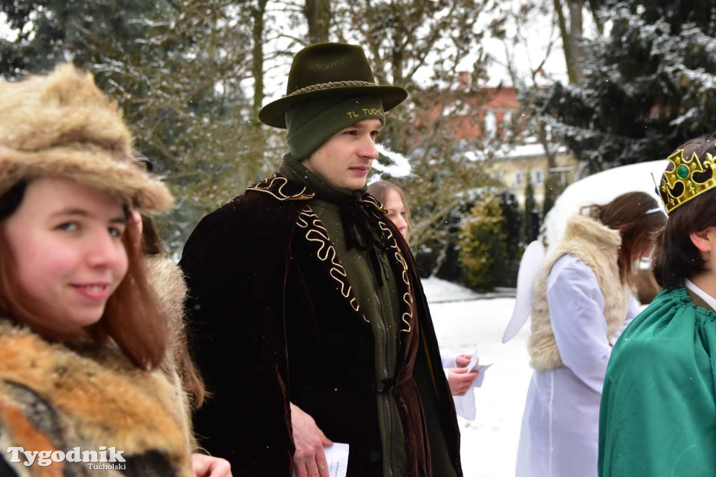 Korowód kolędników rozgrzał mroźną i śnieżną Tucholę