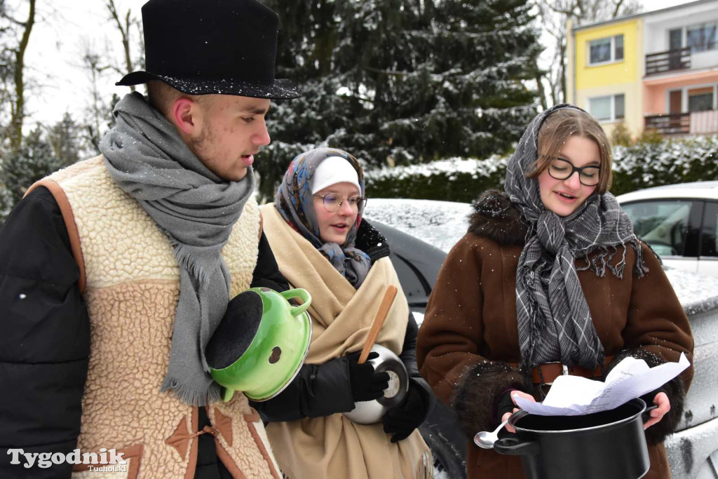 Korowód kolędników rozgrzał mroźną i śnieżną Tucholę
