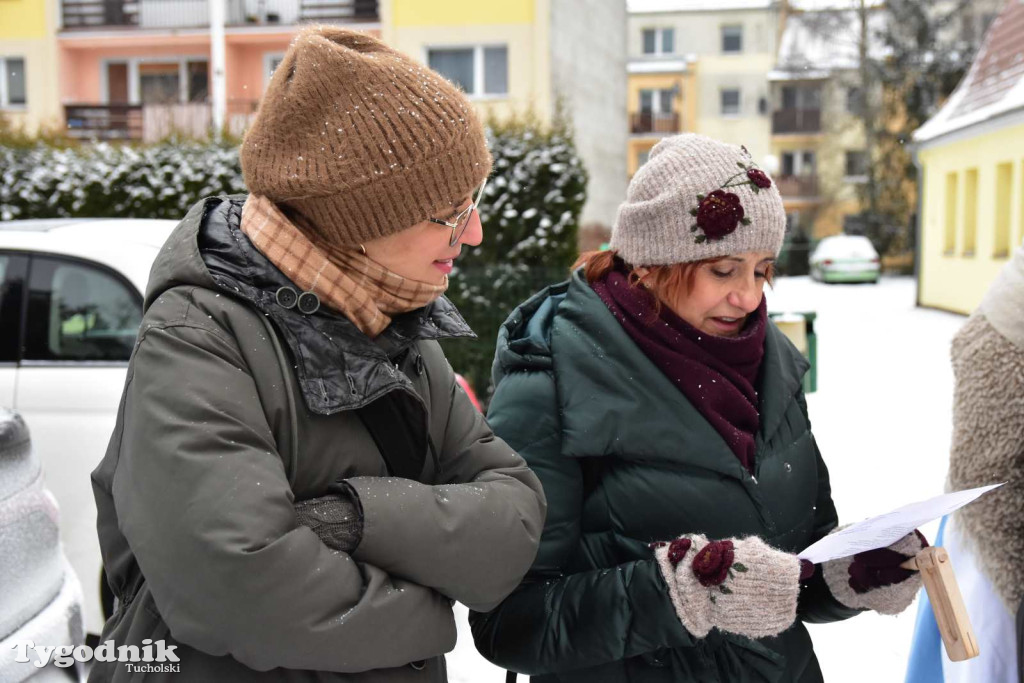 Korowód kolędników rozgrzał mroźną i śnieżną Tucholę