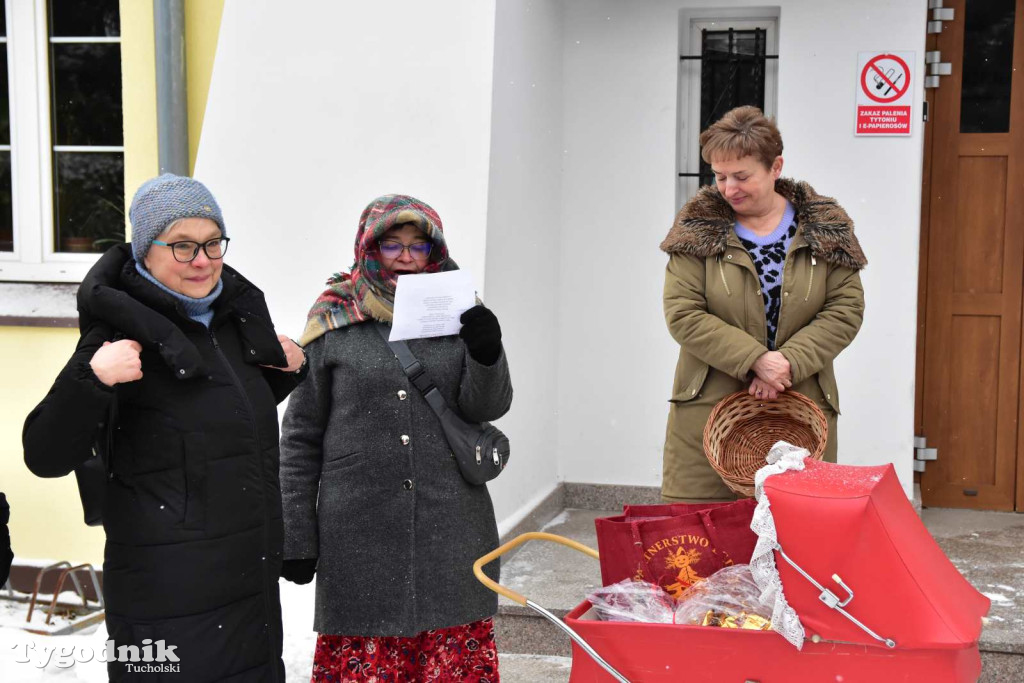 Korowód kolędników rozgrzał mroźną i śnieżną Tucholę