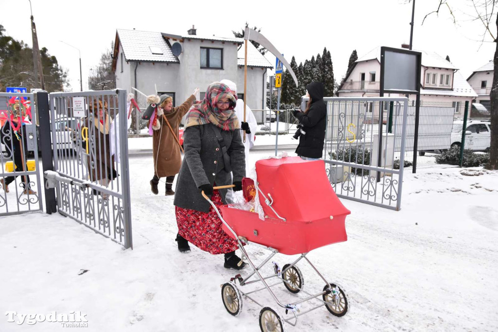 Korowód kolędników rozgrzał mroźną i śnieżną Tucholę