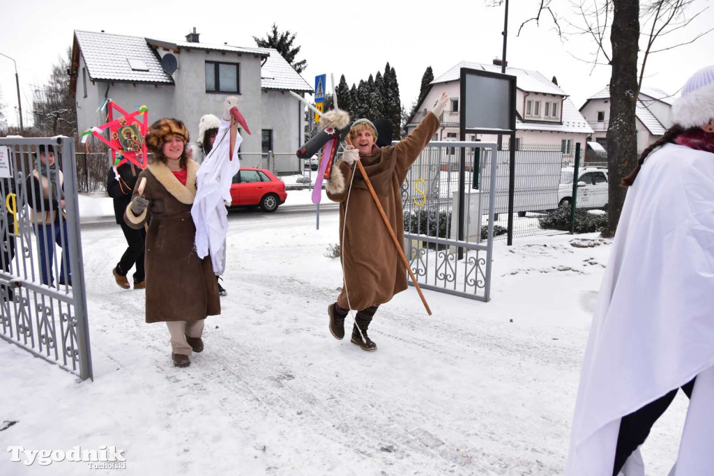 Korowód kolędników rozgrzał mroźną i śnieżną Tucholę