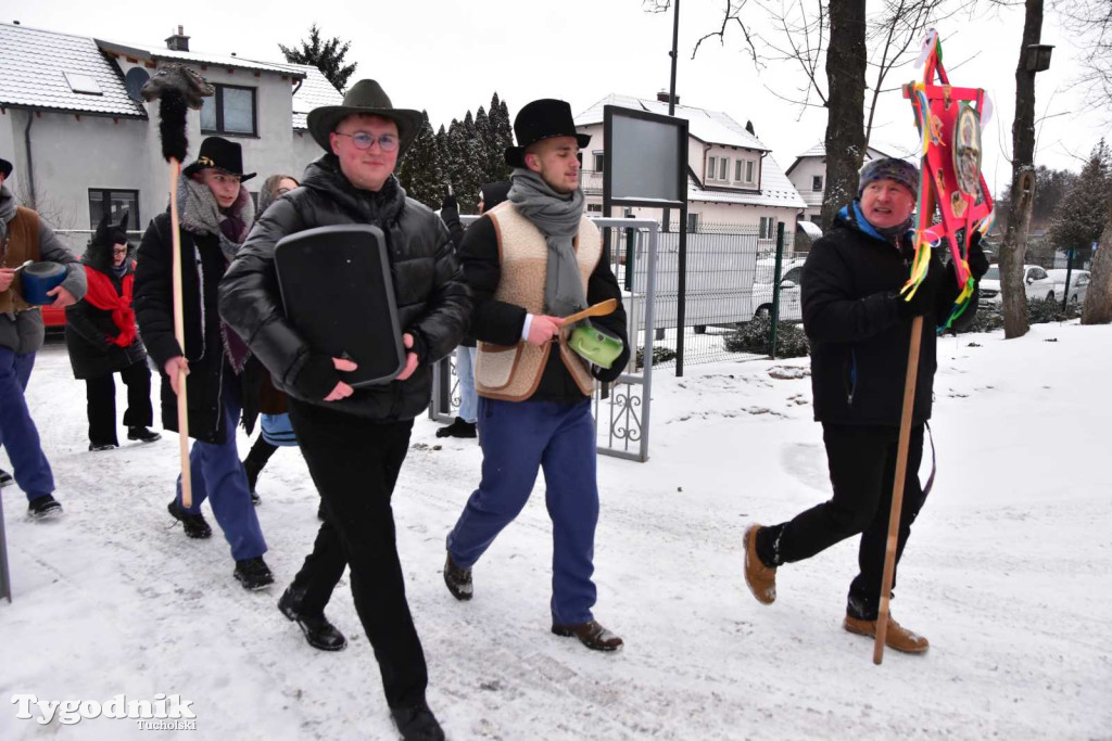 Korowód kolędników rozgrzał mroźną i śnieżną Tucholę