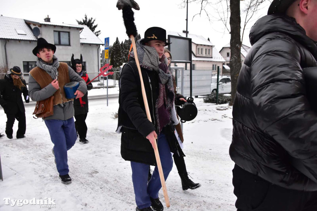 Korowód kolędników rozgrzał mroźną i śnieżną Tucholę