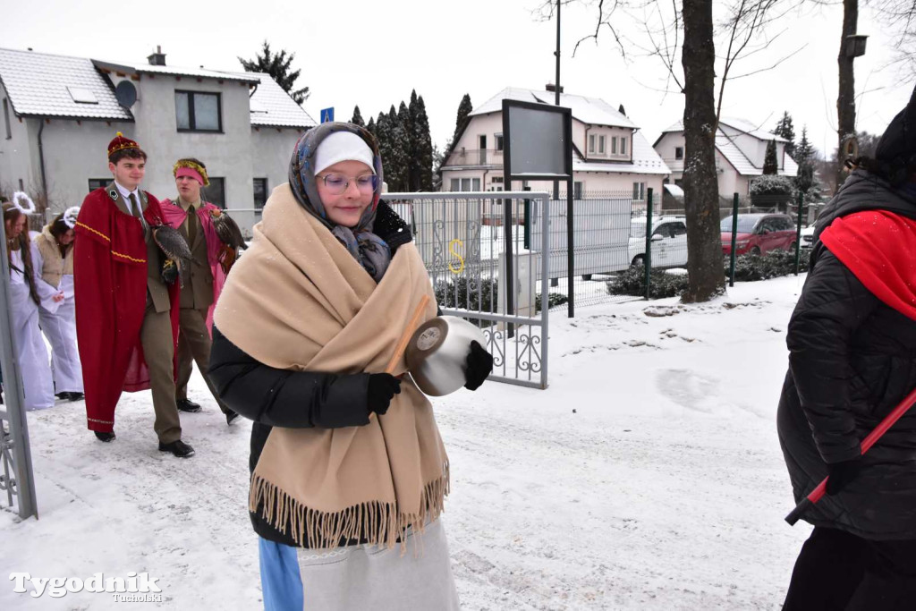 Korowód kolędników rozgrzał mroźną i śnieżną Tucholę