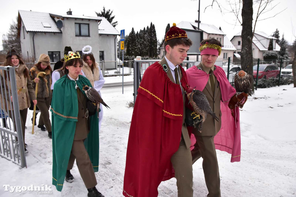 Korowód kolędników rozgrzał mroźną i śnieżną Tucholę
