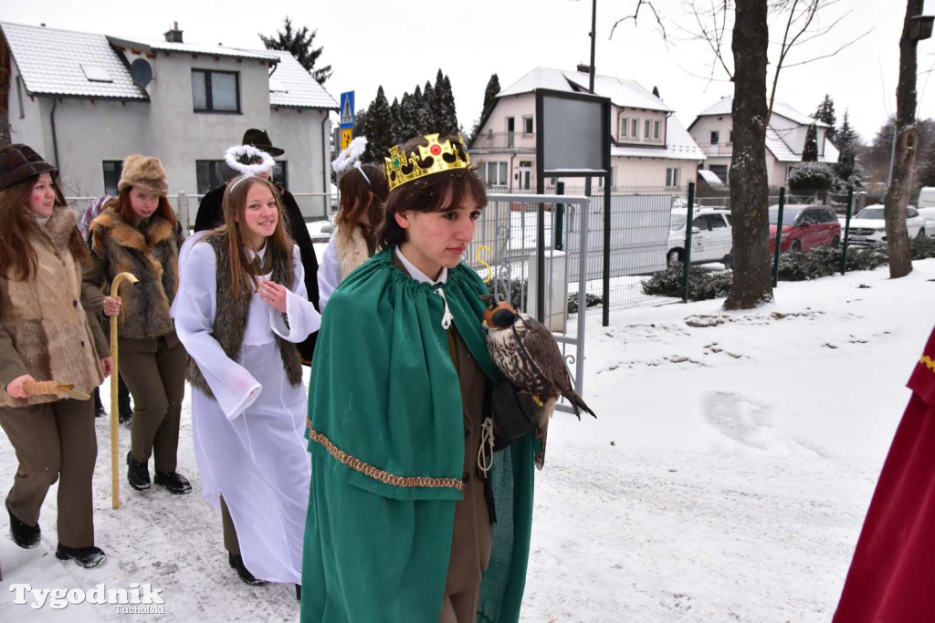Korowód kolędników rozgrzał mroźną i śnieżną Tucholę