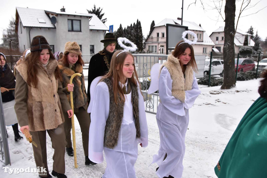 Korowód kolędników rozgrzał mroźną i śnieżną Tucholę