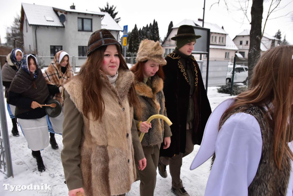 Korowód kolędników rozgrzał mroźną i śnieżną Tucholę