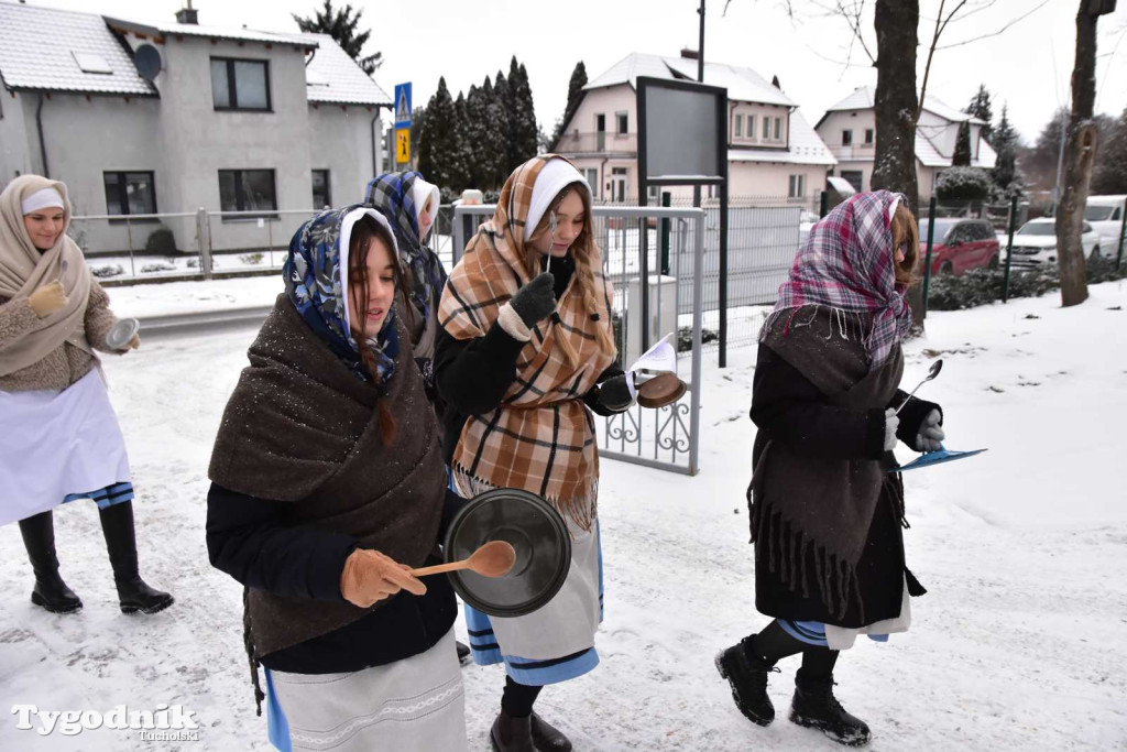 Korowód kolędników rozgrzał mroźną i śnieżną Tucholę