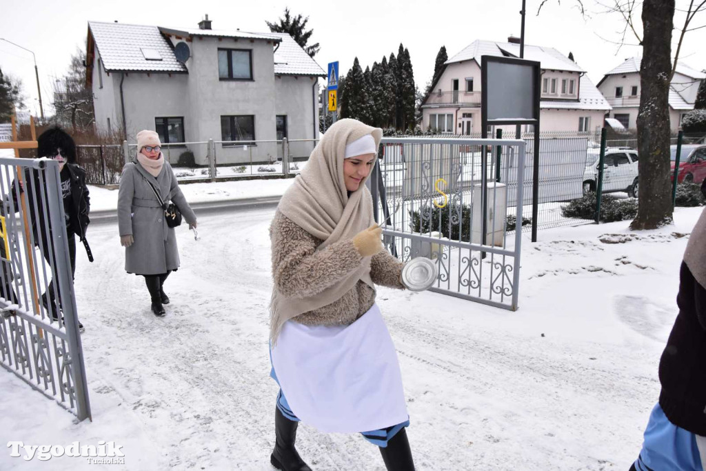 Korowód kolędników rozgrzał mroźną i śnieżną Tucholę