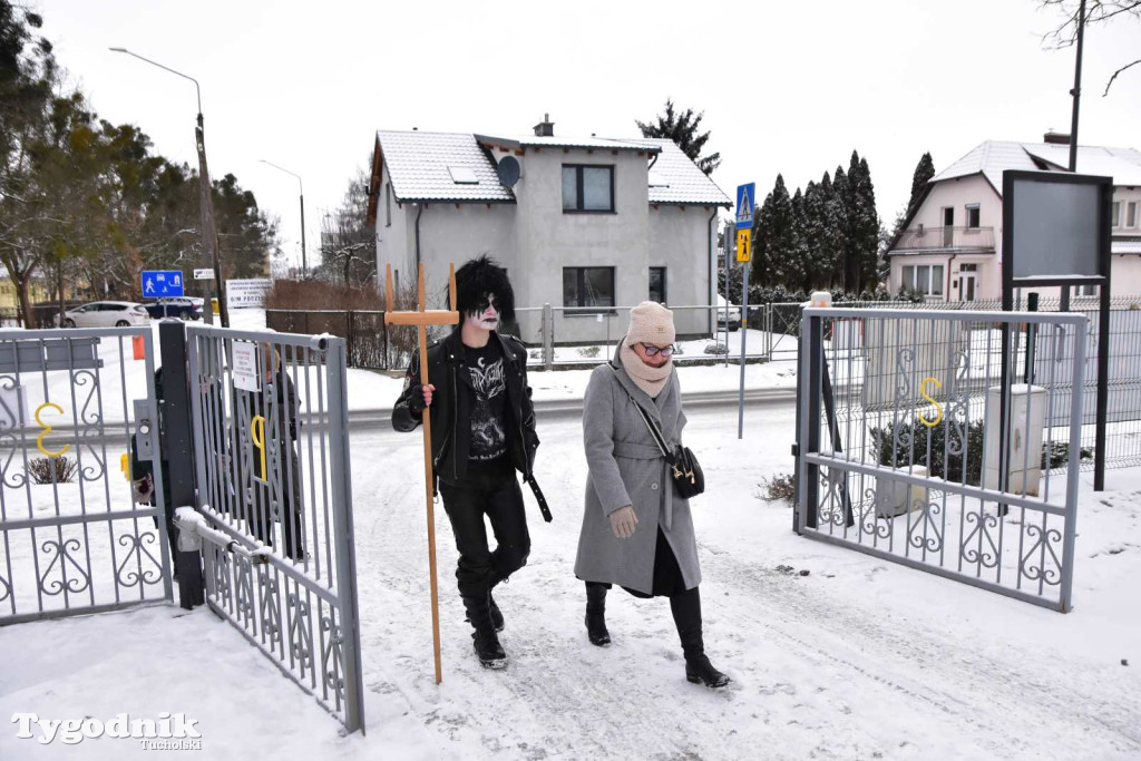 Korowód kolędników rozgrzał mroźną i śnieżną Tucholę