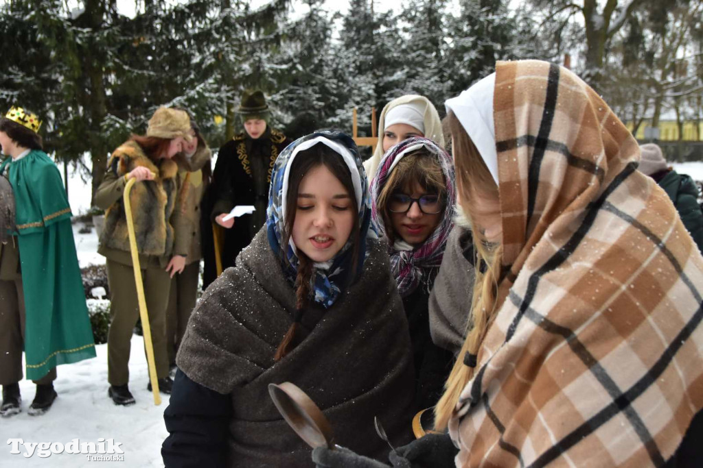 Korowód kolędników rozgrzał mroźną i śnieżną Tucholę