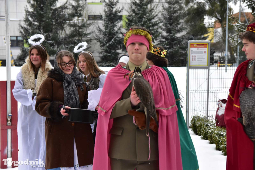 Korowód kolędników rozgrzał mroźną i śnieżną Tucholę