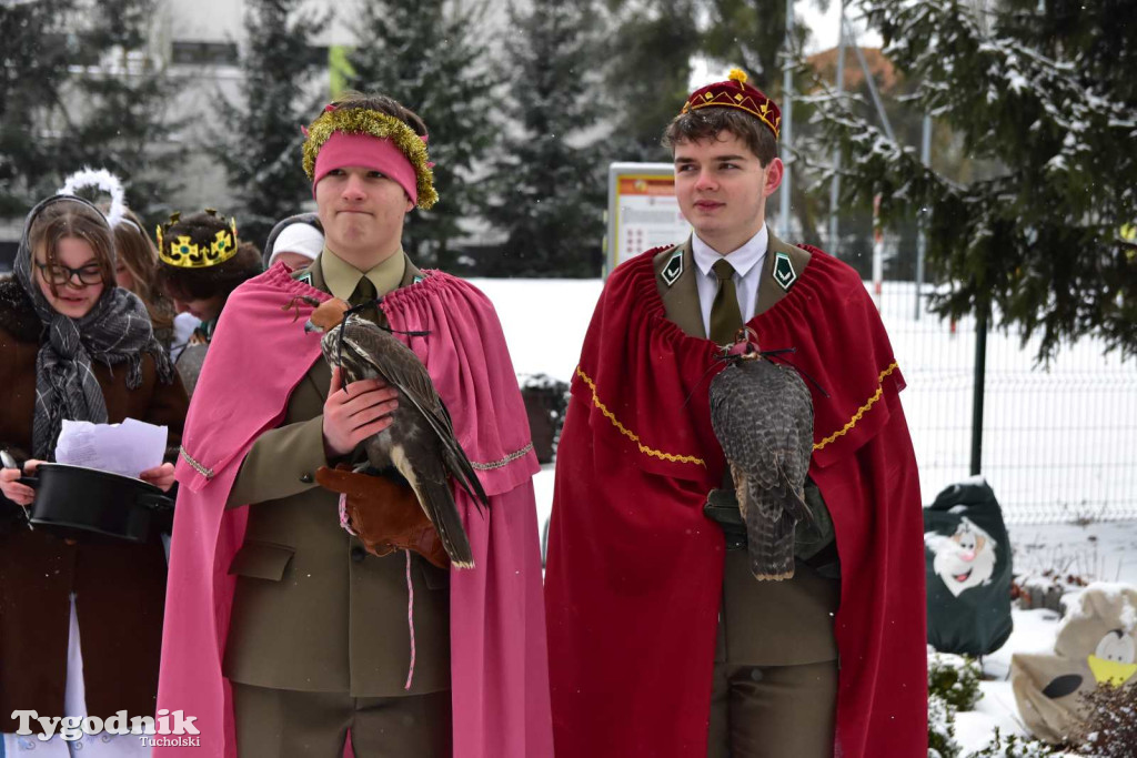 Korowód kolędników rozgrzał mroźną i śnieżną Tucholę